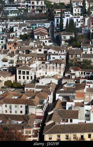 El Albayzin district à Grenade, Andalousie, Espagne, sur les Palais Nasrides de l'Alhambra. Banque D'Images