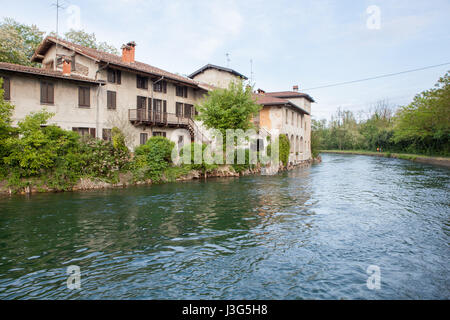 Vieilles maisons sur la rivière Naviglio Grande, un peu de distance à partir de Milan. Castelletto di Cuggiono, Italie Banque D'Images