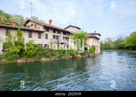 Vieilles maisons sur la rivière Naviglio Grande, un peu de distance à partir de Milan. Castelletto di Cuggiono, Italie Banque D'Images