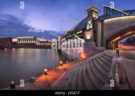 La rivière Moskva et Bogdan Khmelnitsky Bridge, Moscou, Russie Banque D'Images