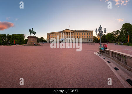 OSLO, Norvège - 11 juin 2014 : le Palais Royal à Oslo. Le palais est la résidence officielle du monarque norvégien actuel et il n'a 173 chambres. Banque D'Images