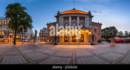 OSLO, Norvège - 11 juin 2014 : Le Théâtre National d'Oslo. Le théâtre a son premier spectacle, le 1 septembre 1899. Banque D'Images