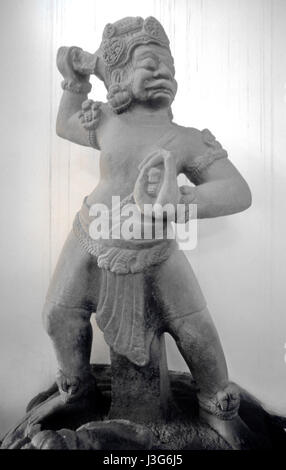 Une statue de pierre de Dvarapala garde la passerelle dans le Museum of Cham Sculpture, Danang, Vietnam. Banque D'Images