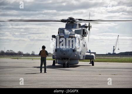 La Marine royale d'EHI EH-101 Merlin HM1 à Saint Nazaire Montoir Aéroport, Loire Atlantique, France Banque D'Images