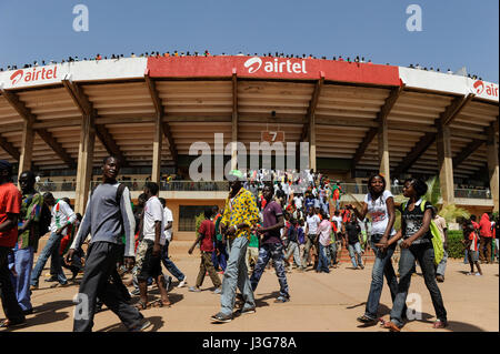 Le BURKINA FASO, la capitale Ouagadougou, la réception de l'équipe nationale de football du Burkina Faso comme 2e vainqueur de la coupe d'Afrique 2013 dans le stade d'Ouagadougou, le parrainage et la publicité par société de téléphonie mobile Airtel Banque D'Images