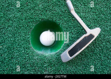 Mini-golf scène avec ballon et club. Peut être utilisé comme arrière-plan. Journée ensoleillée à resort park Banque D'Images
