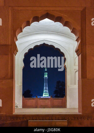 Minar e le Pakistan à partir de la fenêtre de la mosquée Badshahi, Lahore-Pakistan Vue de nuit Banque D'Images