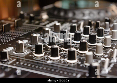 Cd mp4 DJ console de mixage dj Ibiza house music party dans la nuit avec des lumières disco couleur Banque D'Images