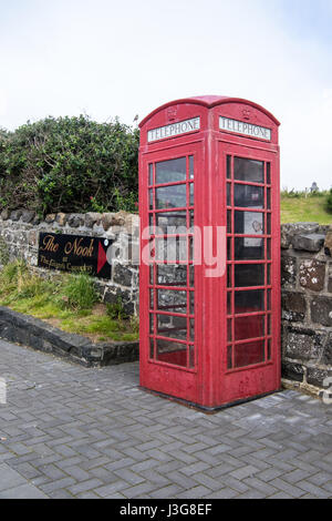 Cabine téléphonique anglaise rouge typique en Irlande Banque D'Images