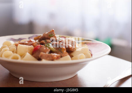 Des pâtes avec de la viande, de la sauce tomate et légumes. Banque D'Images
