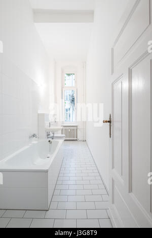 Salle de bains blanc - salle de bains carrelée avec baignoire Banque D'Images