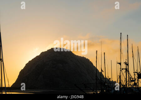 Le soleil se couche sur Morro Rock, un ancien bouchon volcanique dans la région de Morro Bay, CA USA. Banque D'Images