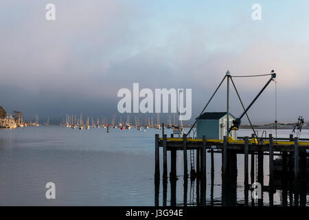 Le soleil se couche sur Morro Bay, Californie, USA. En raison d'incendies à proximité, la fumée dans l'air rend les couchers de soleil magnifiques. Banque D'Images