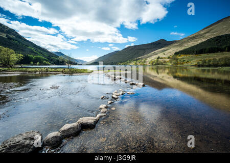 Les réflexions dans le Loch doine, Parc National des Pyrenees en Scottish Highlands Banque D'Images