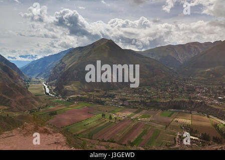 Pérou valley à Ollantaytambo vue aérienne. Paysage de montagne en destination touristique Banque D'Images