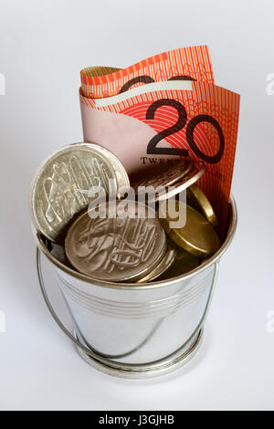 Vingt dollars australiens et des billets dans un seau. Banque D'Images