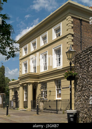 Grade II, de style géorgien, Castlegate chambre à côté de la porte de Barbican, Château de Lewes, Lewes, East Sussex, Angleterre, Royaume-Uni. Banque D'Images