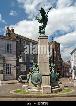 Monument commémoratif de guerre mondiale Lewes par Vernon Mars, avec statues de la liberté, la paix et la victoire, Lewes, High Street, East Sussex, England, UK Banque D'Images