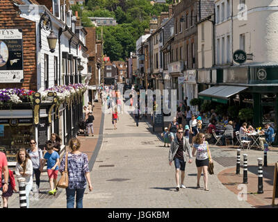 Cliffe piétonne animée High Street avec ses boutiques et les acheteurs lors d'une journée ensoleillée en été, Lewes, East Sussex, England, UK Banque D'Images