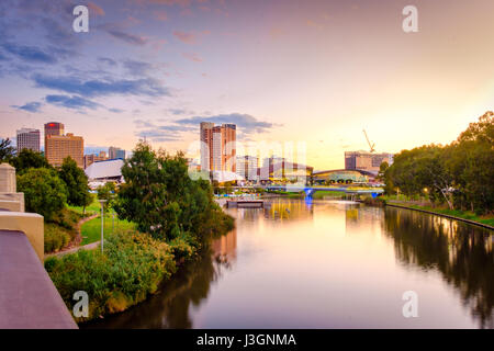 Adelaide, Australie - 05 Avril 2017 : Adelaide city skyline at sunset vue sur rivière Torrens de King William bridge Banque D'Images