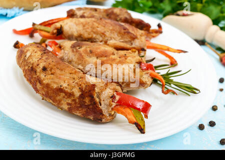 Rouleaux de viande farcies de poivron, carottes sur un fond clair. Close up Banque D'Images