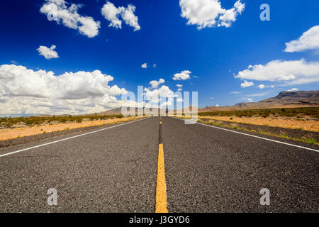 La route de comté 91 Littlefield, AZ 86432, USA. Route sans fin dans le désert de l'Arizona.alamy nichtexklusiv, Banque D'Images