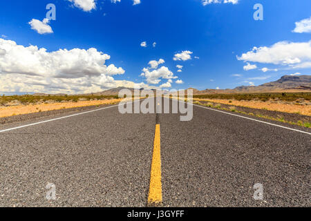 La route de comté 91 Littlefield, AZ 86432, USA. Route sans fin dans le désert de l'Arizona. Banque D'Images