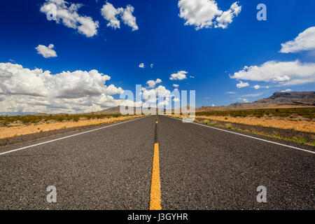 La route de comté 91 Littlefield, AZ 86432, USA. Route sans fin dans le désert de l'Arizona. Banque D'Images