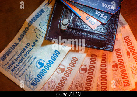 Porte-monnaie avec les notes du Zimbabwe, milliards de dollars Banque D'Images