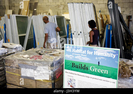 Miami Florida,Habitat pour l'humanité restaurer,vend des matériaux de construction donnés,outils,appareils,ameublement,utilisé,construire,sous le nouveau site de construction b Banque D'Images