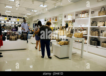 Miami Florida, Dolphin Mall, magasin de sortie Michael Kors, Black Blacks Africains de la minorité ethnique, adultes homme hommes hommes, femme femme femme dame, s Banque D'Images