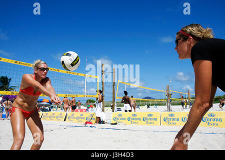 Miami Beach Florida,Lummus Park,Beach Beach Beach volley compétition,pratique,échauffement,adulte adultes femme femme femme,bikini,sable,filet,balle,sport, Banque D'Images