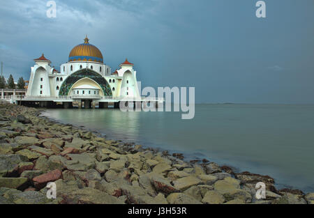 Le magnifique détroit de Malacca mosquée (masjid Selat Melaka, Malaisie, Malacca) Banque D'Images