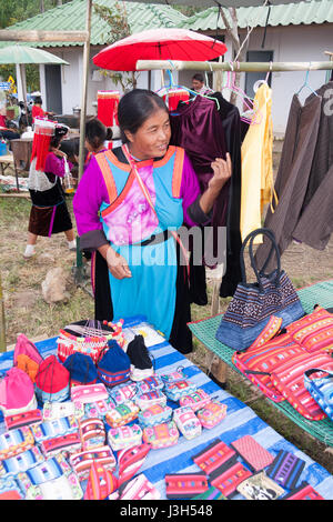 Hill tribe femme forfaits de Mae Hong Son, Thaïlande Banque D'Images