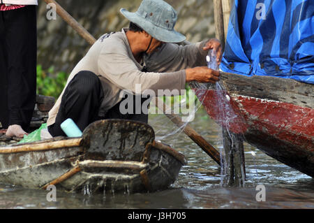 CAN Tho, Vietnam - 17 février 2013 : la pêche à la pêche pêcheur nichent dans le delta du Mékong, au Vietnam. Le delta du Mékong est l'un des plus grands dans des zones humides Banque D'Images