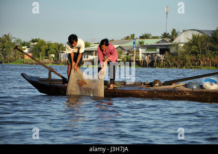 CAN Tho, Vietnam - 17 février 2013 : la pêche à la pêche pêcheur nichent dans le delta du Mékong, au Vietnam. Le delta du Mékong est l'un des plus grands dans des zones humides Banque D'Images