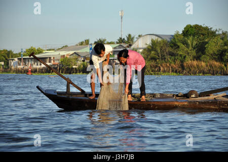 CAN Tho, Vietnam - 17 février 2013 : la pêche à la pêche pêcheur nichent dans le delta du Mékong, au Vietnam. Le delta du Mékong est l'un des plus grands dans des zones humides Banque D'Images