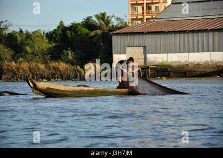 CAN Tho, Vietnam - 17 février 2013 : la pêche à la pêche pêcheur nichent dans le delta du Mékong, au Vietnam. Le delta du Mékong est l'un des plus grands dans des zones humides Banque D'Images