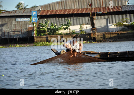 CAN Tho, Vietnam - 17 février 2013 : la pêche à la pêche pêcheur nichent dans le delta du Mékong, au Vietnam. Le delta du Mékong est l'un des plus grands dans des zones humides Banque D'Images