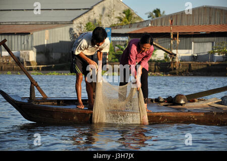 CAN Tho, Vietnam - 17 février 2013 : la pêche à la pêche pêcheur nichent dans le delta du Mékong, au Vietnam. Le delta du Mékong est l'un des plus grands dans des zones humides Banque D'Images