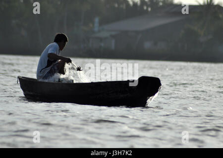 CAN Tho, Vietnam - 17 février 2013 : la pêche à la pêche pêcheur nichent dans le delta du Mékong, au Vietnam. Le delta du Mékong est l'un des plus grands dans des zones humides Banque D'Images