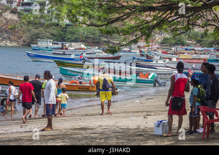 Les bateaux des pêcheurs dans le village de pêcheurs de Taganga, Santa Marta Banque D'Images