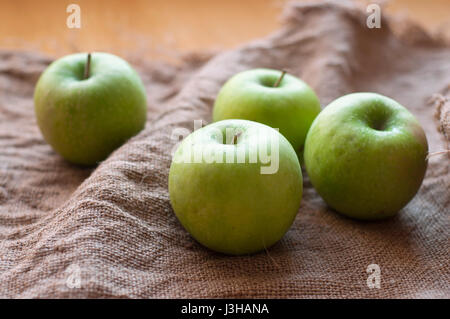 La pomme verte sur le sac texture background Banque D'Images