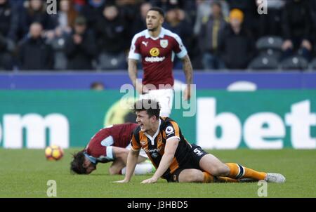 HARRY MAGUIRE DÉCROCHE UN DOMMAGE Hull City FC V BURNLEY FC STADE KCOM HULL ANGLETERRE 25 Février 2017 Banque D'Images