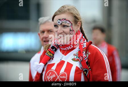 Un VENTILATEUR DE SOUTHAMPTON FAIT SON WA MANCHESTER UNITED V SOUTHAMPTO WEMBLEY Londres Angleterre 26 Février 2017 Banque D'Images