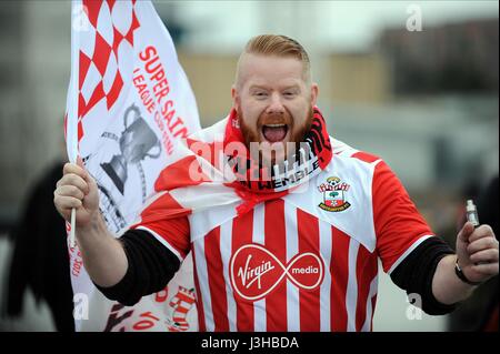 Un VENTILATEUR DE SOUTHAMPTON FAIT SA WA MANCHESTER UNITED V SOUTHAMPTO WEMBLEY Londres Angleterre 26 Février 2017 Banque D'Images