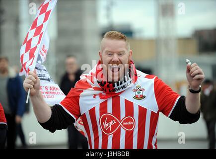 Un VENTILATEUR DE SOUTHAMPTON FAIT SA WA MANCHESTER UNITED V SOUTHAMPTO WEMBLEY Londres Angleterre 26 Février 2017 Banque D'Images