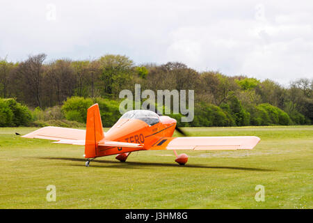 G-TERO est un construit 2014 Cars RV-7, voilure fixe des avions légers monomoteurs vu ici sur la voie de circulation à l'Aérodrome de Popham, Hampshire Banque D'Images