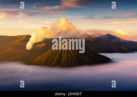 Le Mont Bromo volcan Gunung Bromo) (pendant le lever du soleil à partir de point de vue sur le mont Penanjakan. Le Mont Bromo situé dans le Parc National de Bromo Tengger Semeru, Moyen-Orient Banque D'Images