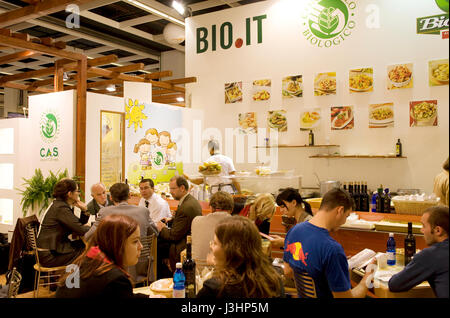 Allemagne, Cologne, l'ANUGA food et boissons salon au centre d'exposition dans le quartier de Deutz, décrochage de la société Bioitalia. Banque D'Images